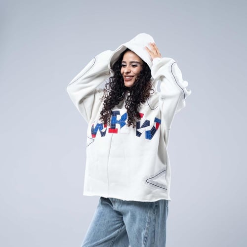 هودي واسع بكاب ابيض وتطريز حروف ملونة بارزة