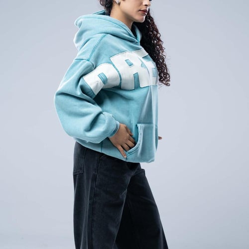 هودي أوفرسايز بقبعة وتطريز حروف كبيرة وستايل مغسول...