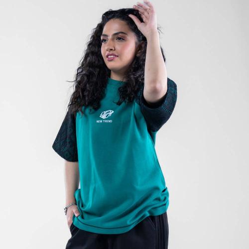 تيشيرت اوفرسايز خامه طبية منقوشة بتصميم شبكي هندسي...