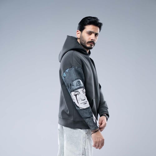 هودي واسع بكاب رمادى ورسمة أنمي على الكم