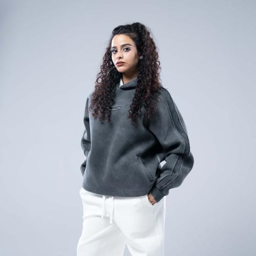 هودي أوفرسايز بقصة ريجلان وشعار مطرز وتأثير مغسول...