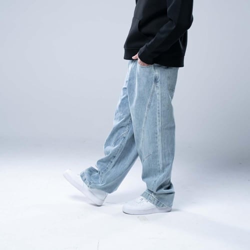 بنطلون جينز أوفرسايز بخصر ثابت وقصة ساق عريضة ومست...