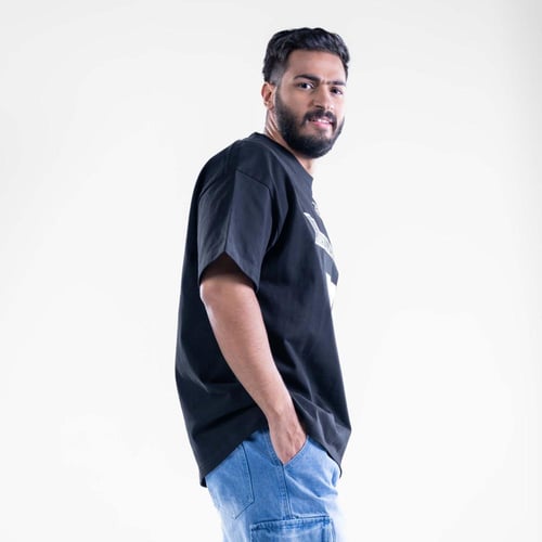 تيشيرت شبابي بطبعه رقمية - اسود