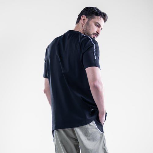 تيشيرت قصه بسيطه بطبعه سواج - اسود