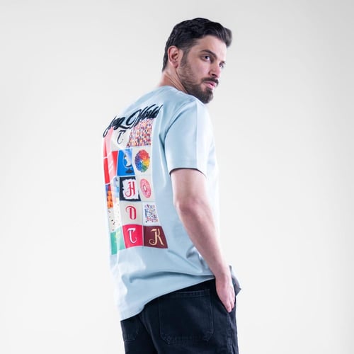 تيشيرت قصه عاديه مع طبعة رسومية - سماوي