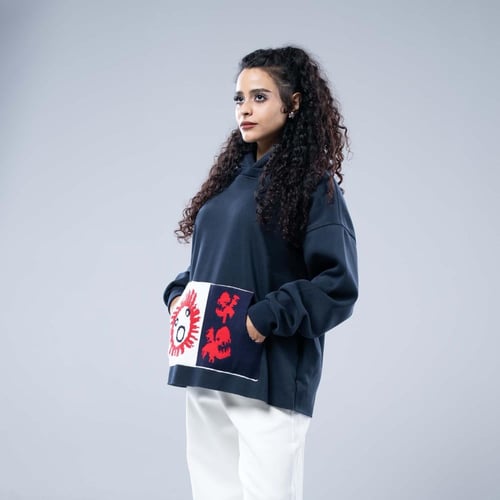 هودي واسع بكاب ازرق بتطريز رقع ملونة مختلفة