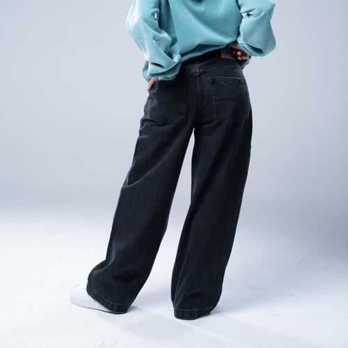 بنطلون جينز أوفرسايز بخصر مرتفع وقصة ساق مستقيمة و...