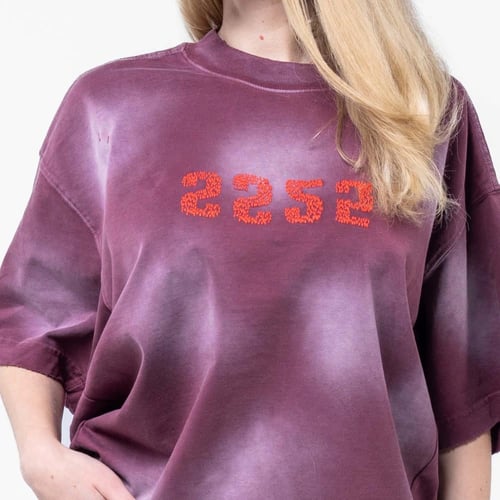 تيشيرت اوفرسايز بكتابه رقمية اماميه بارزة- أحمر غا...