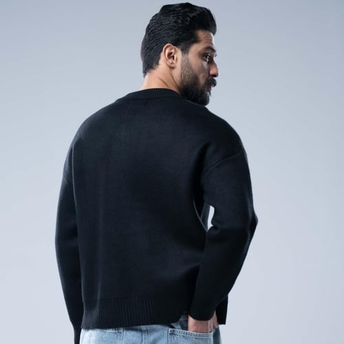 سويتر أوفرسايز بتطريز فني على الكم بقصّة كلاسيكية...