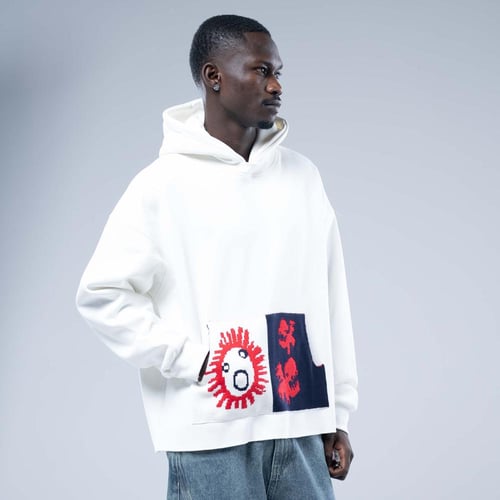 هودي واسع بكاب أبيض بتطريز رقع ملونة مختلفة