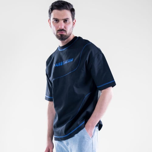 تيشيرت اوفرسايز بطبعه امامية صغيرة وخطوط انسيابية...