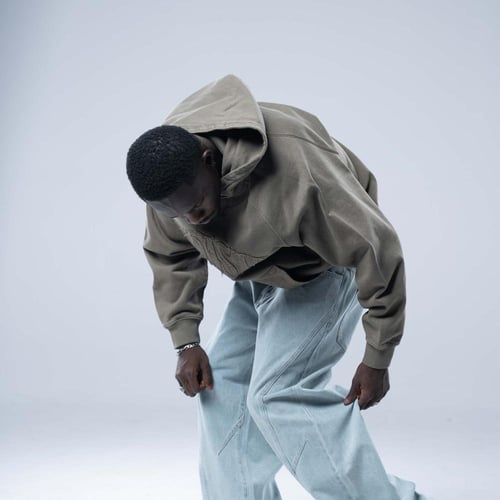 هودي اوفرسايز بكاب بتطريز بارز بنفس اللون - بني