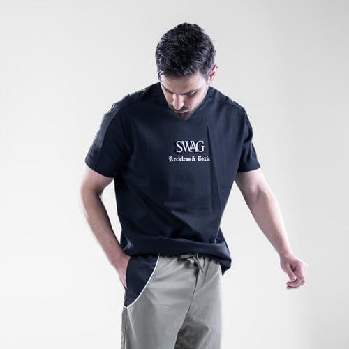 تيشيرت قصه بسيطه بطبعه سواج - اسود