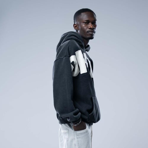 هودي أوفرسايز بقبعة وتطريز حروف كبيرة وستايل مغسول...