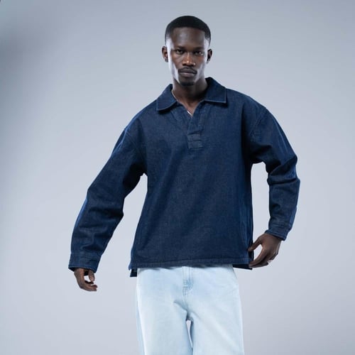 قميص جينز أوفرسايز بياقة مفتوحة وفتحة صدر وقصة عري...