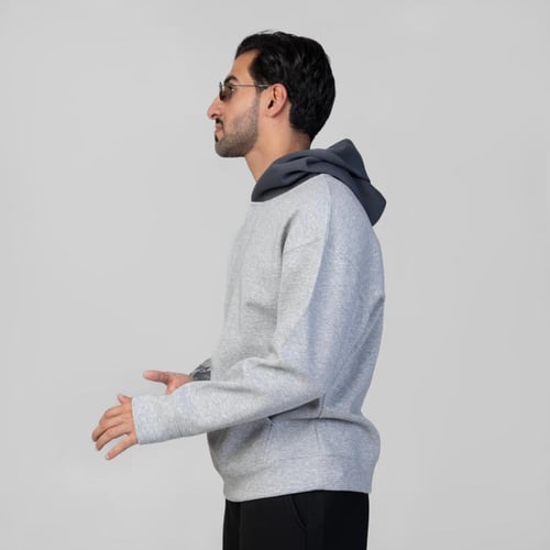 هودي مع كاب رمادي غامق اوفر سايز الكم الايمن انمى...