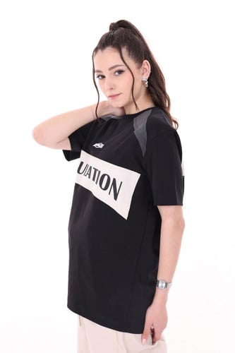 تيشيرت قصه عاديه بطابع رياضي - اسود