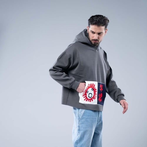 هودي واسع بكاب رمادى بتطريز رقع ملونة مختلفة