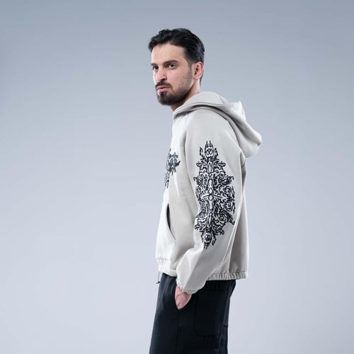 هودي واسع بكاب رمادى بتطريز أبيض مزخرف