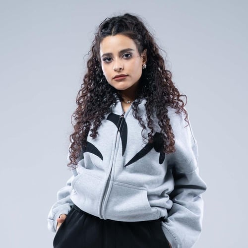 هودي واسع بكاب وطباعة سوداء حادة - رمادي