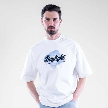 تيشيرت أبيض أوفرسايز بطباعة Daylight بخامة قطن مري...