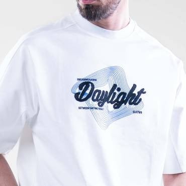 تيشيرت أبيض أوفرسايز بطباعة Daylight بخامة قطن مري...