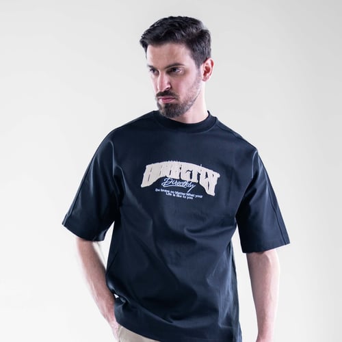 تيشيرت أسود أوفرسايز بطباعة Heritage بخامة قطن مري...