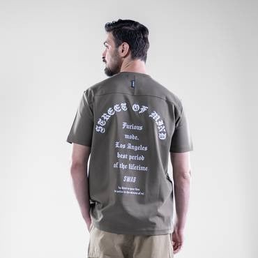 تيشيرت قصة عادية بطبعة أمامية وخلفية جذابة