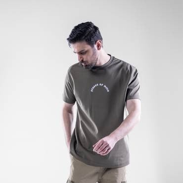 تيشيرت قصة عادية بطبعة أمامية وخلفية جذابة