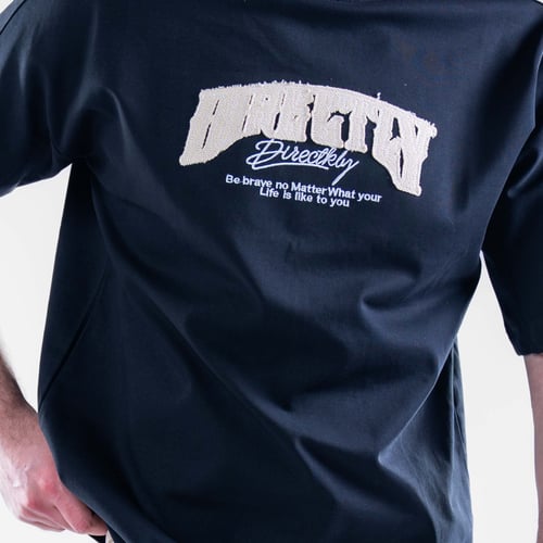 تيشيرت أسود أوفرسايز بطباعة Heritage بخامة قطن مري...