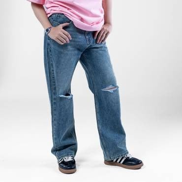 بنطلون جينز أوفرسايز بقصة مستقيمة وتمزيق خفيف – أز...