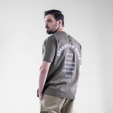 تيشيرت قصة عادية بطبعة أمامية وخلفية جذابة