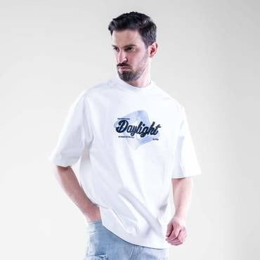 تيشيرت أبيض أوفرسايز بطباعة Daylight بخامة قطن مري...