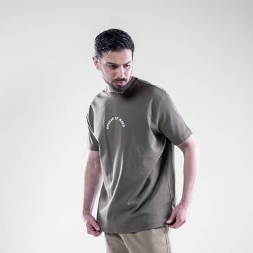 تيشيرت قصة عادية بطبعة أمامية وخلفية جذابة