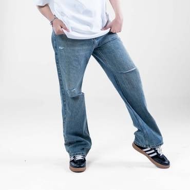 بنطلون جينز أوفرسايز بقصة مستقيمة وتمزيق خفيف – أز...