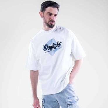 تيشيرت أبيض أوفرسايز بطباعة Daylight بخامة قطن مري...