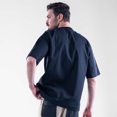 تيشيرت أسود أوفرسايز بطباعة Heritage بخامة قطن مري...