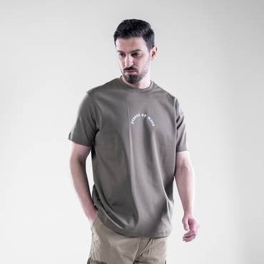 تيشيرت قصة عادية بطبعة أمامية وخلفية جذابة