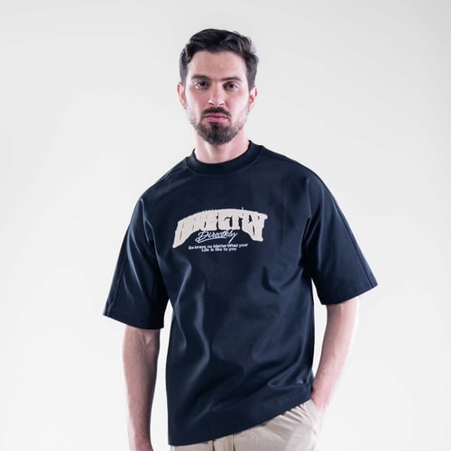 تيشيرت أسود أوفرسايز بطباعة Heritage بخامة قطن مري...