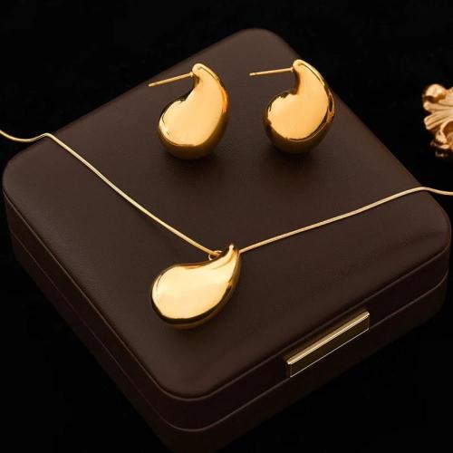 طقم نسائي أنيق