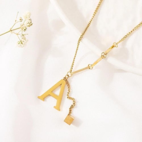 قلادة حروف نسائية