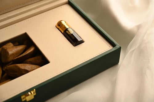 صندوق إهداء فاخر + اوقيتين مروكي بيور + دهن عود كم...