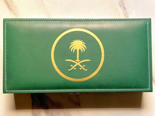 صندوق إهداء فاخر + اوقيتين مروكي بيور + مسك طيف ال...