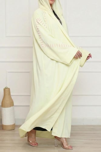 عباية كريب نواعم بتر يلو | تطريز متوازي وردي ناعم