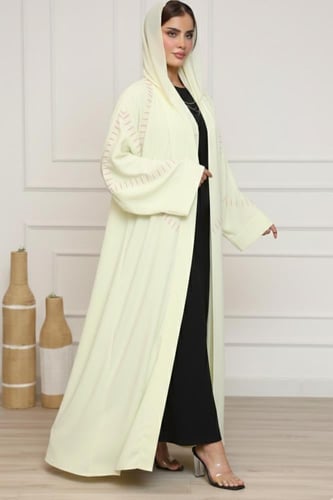 عباية كريب نواعم بتر يلو | تطريز متوازي وردي ناعم