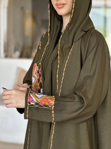 عباية كتان زيتي تطريز يدوي