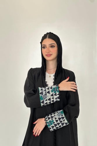 عباية لينن اسود | قطن اخضر مطرز ورود وفوليك أبيض