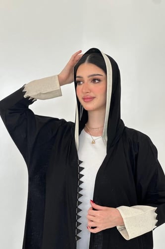 عباية كريب أسود وبيج | نقش ورود بقصة مستقيمة