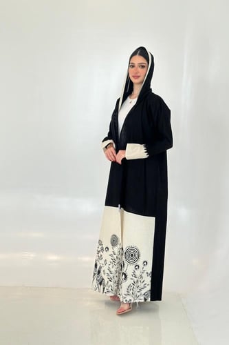 عباية كريب أسود وبيج | نقش ورود بقصة مستقيمة