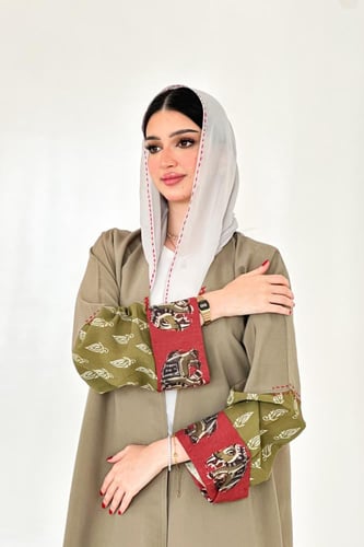 عباية كريب مغسول زيتي | تداخل قطن هندي وتطريز يدوي